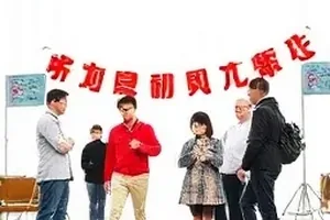 《回声证人》庭审席与录音设备场景示意图